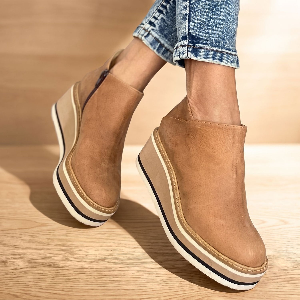 Botines de mujer con plataforma de cuña y cremallera lateral