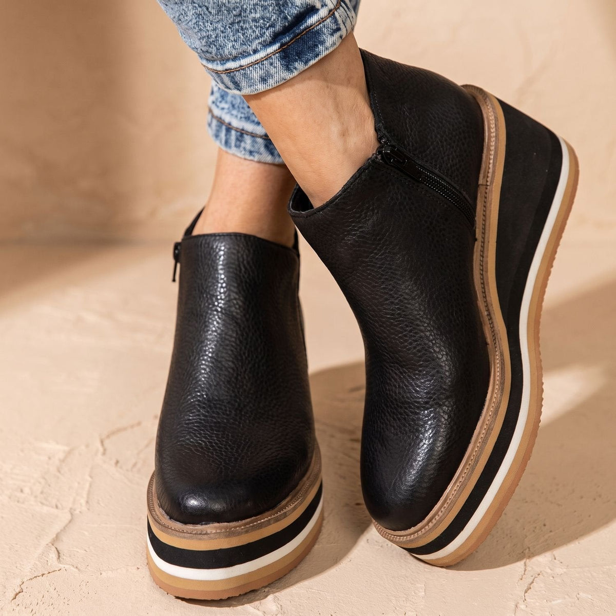 Botines de mujer con plataforma de cuña y cremallera lateral