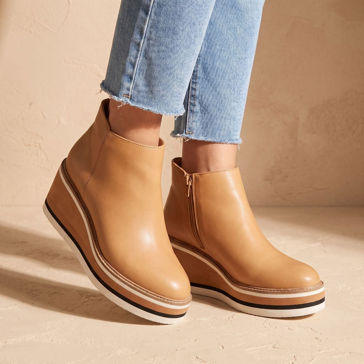 Botines de mujer con plataforma de cuña y cremallera lateral