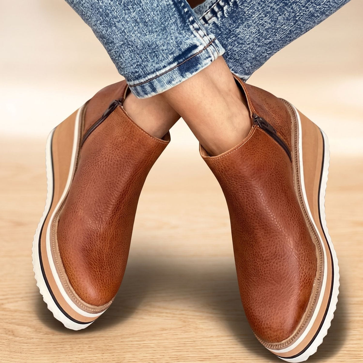 Botines de mujer con plataforma de cuña y cremallera lateral