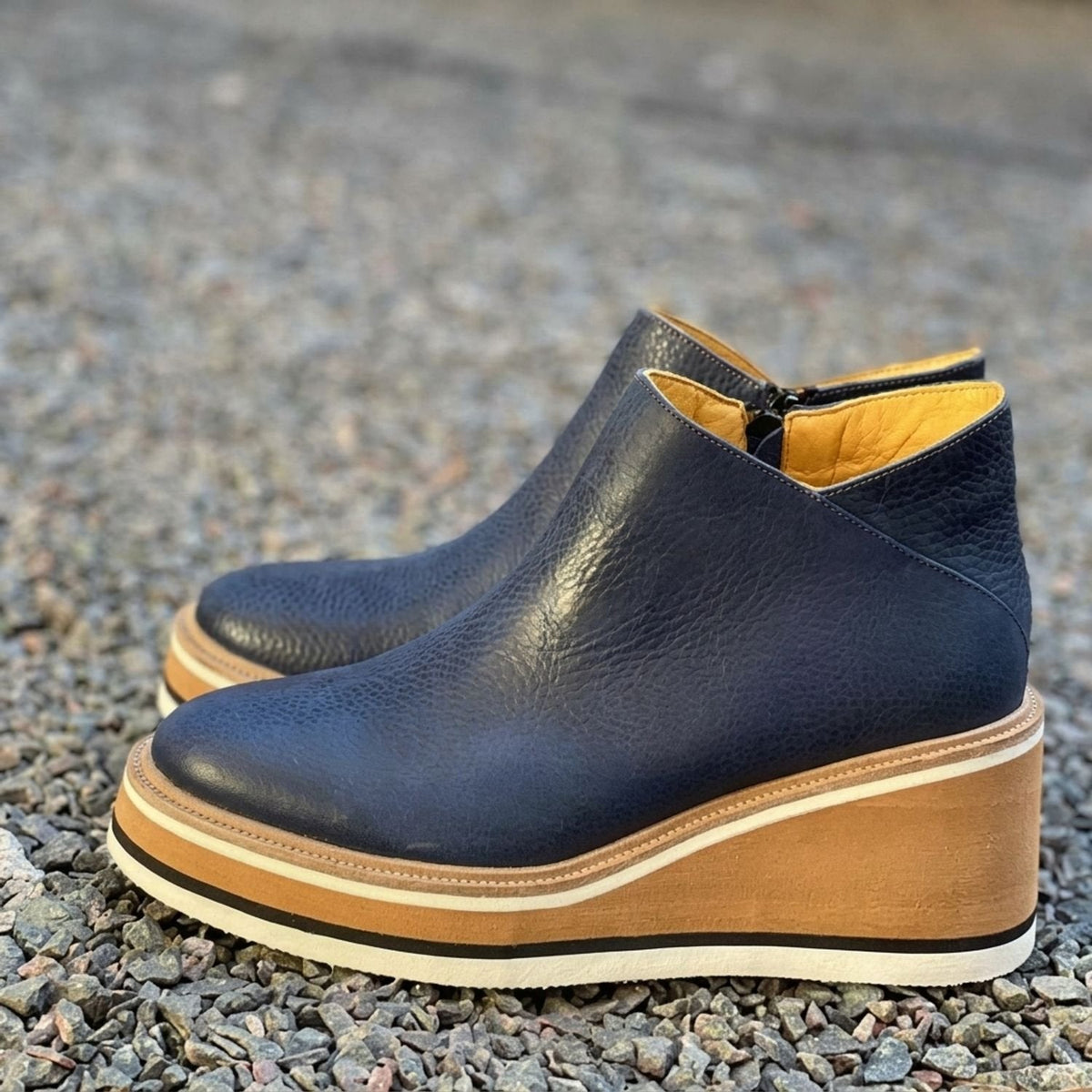 Botines de mujer con plataforma de cuña y cremallera lateral