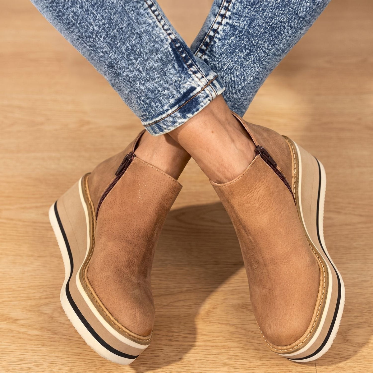 Botines de mujer con plataforma de cuña y cremallera lateral