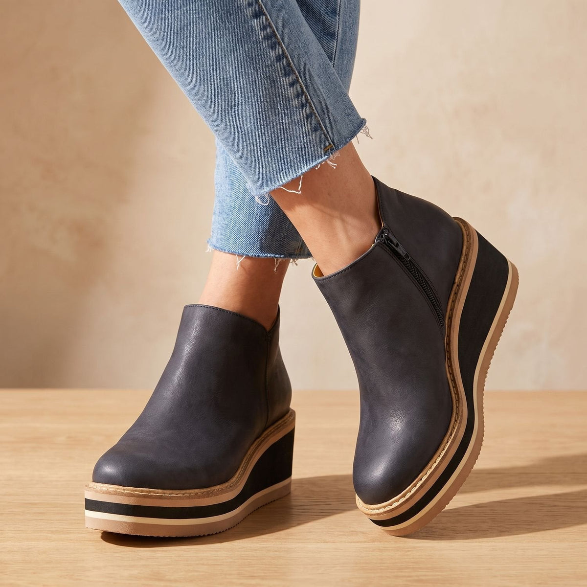 Botines de mujer con plataforma de cuña y cremallera lateral