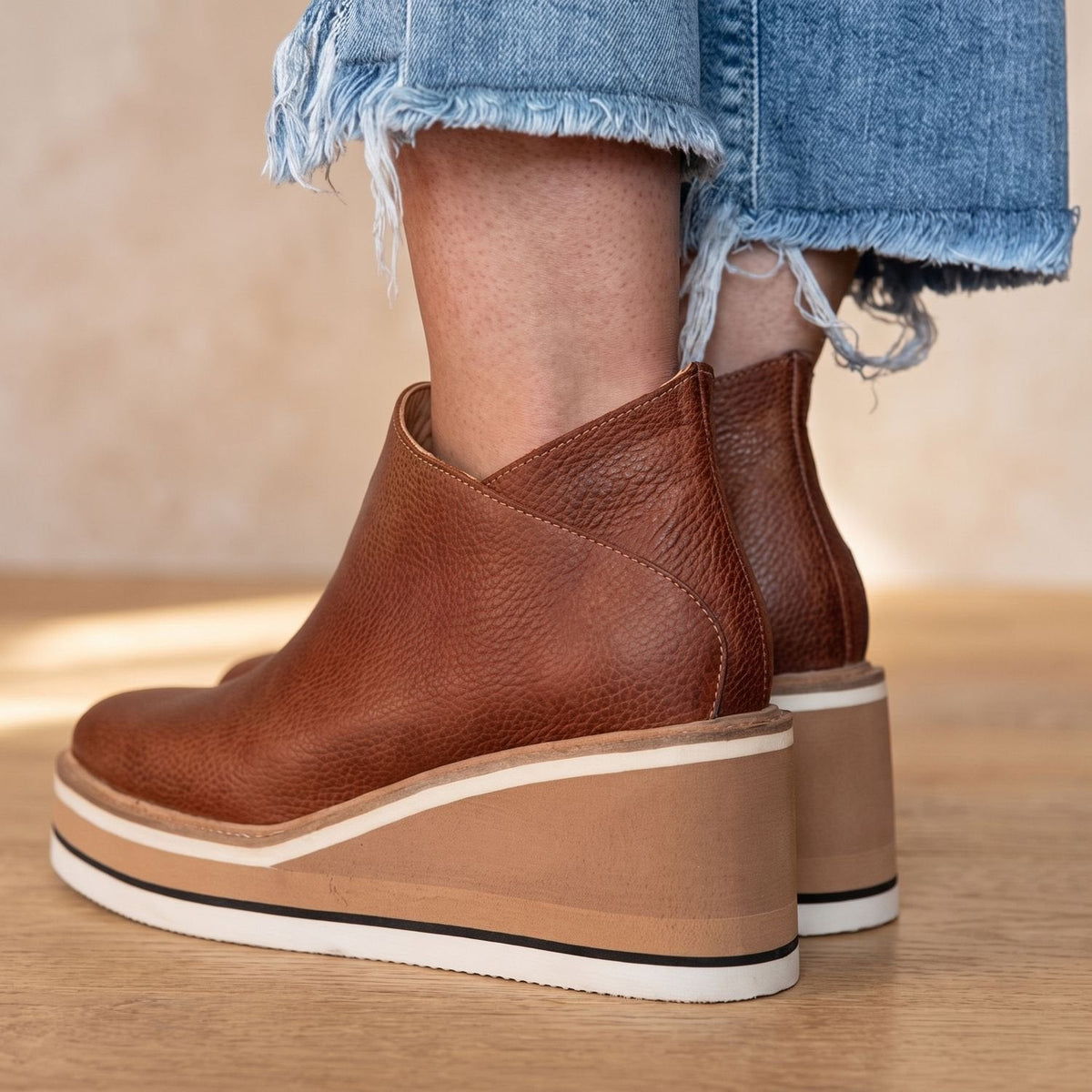 Botines de mujer con plataforma de cuña y cremallera lateral