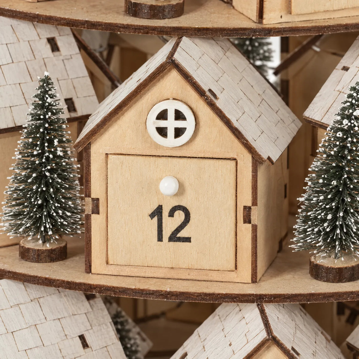 Calendario de Adviento de varios niveles con pueblo navideño Nivosa