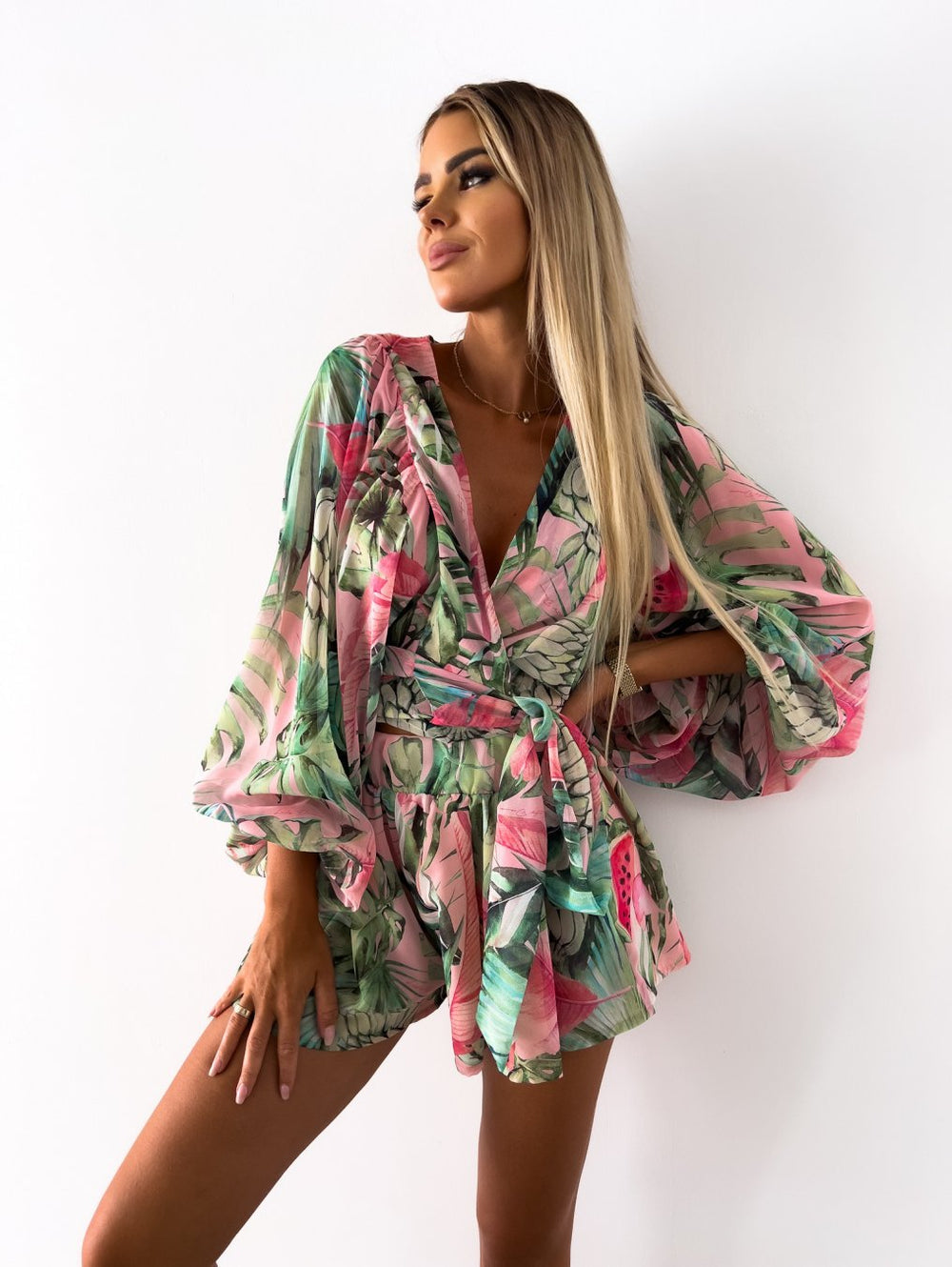Mono corto con estampado tropical de estilo veraniego